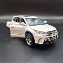 Load image into Gallery viewer, Explorafind 2019 Toyota Highlander White 1:32 Die Cast Car
