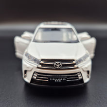 Load image into Gallery viewer, Explorafind 2019 Toyota Highlander White 1:32 Die Cast Car
