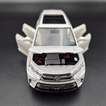 Load image into Gallery viewer, Explorafind 2019 Toyota Highlander White 1:32 Die Cast Car
