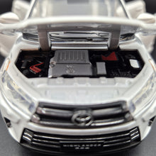 Load image into Gallery viewer, Explorafind 2019 Toyota Highlander White 1:32 Die Cast Car
