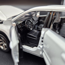 Load image into Gallery viewer, Explorafind 2019 Toyota Highlander White 1:32 Die Cast Car
