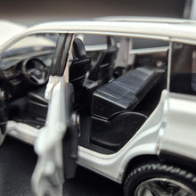 Load image into Gallery viewer, Explorafind 2019 Toyota Highlander White 1:32 Die Cast Car
