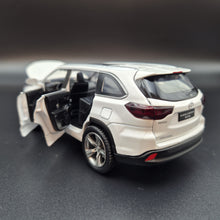 Load image into Gallery viewer, Explorafind 2019 Toyota Highlander White 1:32 Die Cast Car
