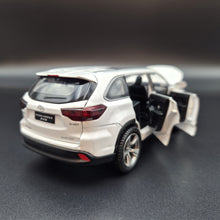 Load image into Gallery viewer, Explorafind 2019 Toyota Highlander White 1:32 Die Cast Car
