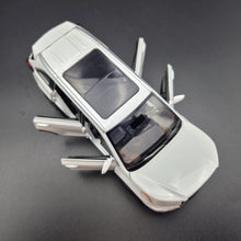 Load image into Gallery viewer, Explorafind 2019 Toyota Highlander White 1:32 Die Cast Car
