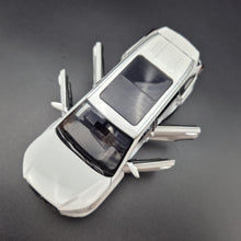 Load image into Gallery viewer, Explorafind 2019 Toyota Highlander White 1:32 Die Cast Car
