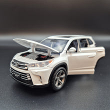 Load image into Gallery viewer, Explorafind 2019 Toyota Highlander White 1:32 Die Cast Car
