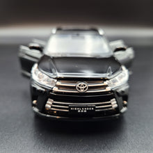 Load image into Gallery viewer, Explorafind 2019 Toyota Highlander Black 1:32 Die Cast Car
