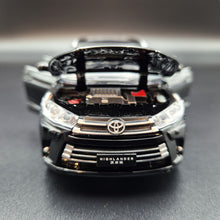 Load image into Gallery viewer, Explorafind 2019 Toyota Highlander Black 1:32 Die Cast Car
