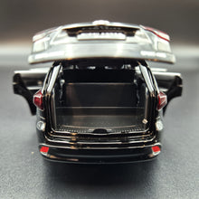 Load image into Gallery viewer, Explorafind 2019 Toyota Highlander Black 1:32 Die Cast Car
