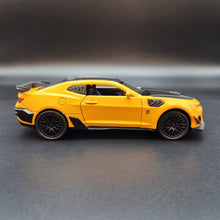 Load image into Gallery viewer, Explorafind 2020 Chevrolet Camaro ZL1 Yellow 1:32 Die Cast Car
