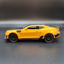 Load image into Gallery viewer, Explorafind 2020 Chevrolet Camaro ZL1 Yellow 1:32 Die Cast Car
