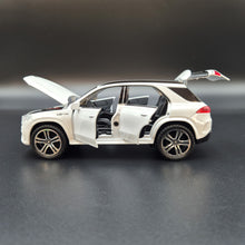 Load image into Gallery viewer, Explorafind 2022 Mercedes-Benz Maybach GLE 63 S White 1:36 Die Cast Car
