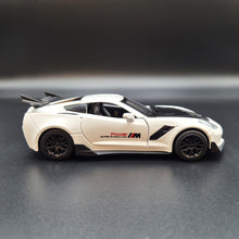 Load image into Gallery viewer, Explorafind 2016 Chevrolet Corvette Z06 C7.R White 1:32 Die Cast Car
