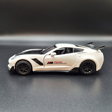 Load image into Gallery viewer, Explorafind 2016 Chevrolet Corvette Z06 C7.R White 1:32 Die Cast Car
