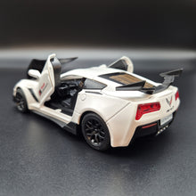 Load image into Gallery viewer, Explorafind 2016 Chevrolet Corvette Z06 C7.R White 1:32 Die Cast Car
