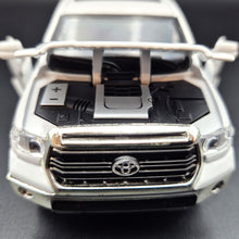 Load image into Gallery viewer, Explorafind 2019 Toyota Tundra White 1:32 Die Cast Car
