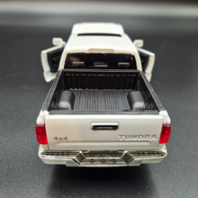 Load image into Gallery viewer, Explorafind 2019 Toyota Tundra White 1:32 Die Cast Car
