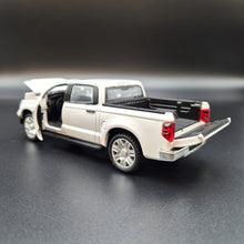 Load image into Gallery viewer, Explorafind 2019 Toyota Tundra White 1:32 Die Cast Car
