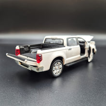 Load image into Gallery viewer, Explorafind 2019 Toyota Tundra White 1:32 Die Cast Car
