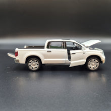 Load image into Gallery viewer, Explorafind 2019 Toyota Tundra White 1:32 Die Cast Car
