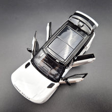 Load image into Gallery viewer, Explorafind 2022 Range Rover Sport White 1:32 Die Cast Car
