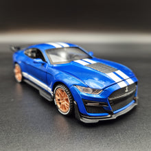 Load image into Gallery viewer, Explorafind 2022 Ford Mustang Shelby GT500 Blue 1:32 Die Cast Car
