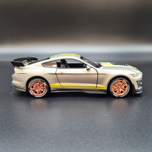 Load image into Gallery viewer, Explorafind 2022 Ford Mustang Shelby GT500 Grey 1:32 Die Cast Car
