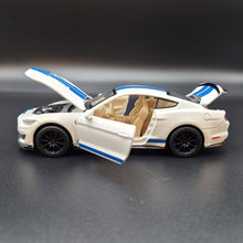 Load image into Gallery viewer, Explorafind 2020 Ford Mustang Shelby GT350 White 1:32 Die Cast Car
