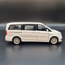 Load image into Gallery viewer, Explorafind 2021 Mercedes-Benz V-Class V260 White 1:36 Die Cast Van
