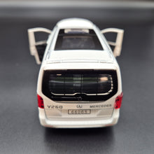 Load image into Gallery viewer, Explorafind 2021 Mercedes-Benz V-Class V260 White 1:36 Die Cast Van
