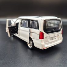 Load image into Gallery viewer, Explorafind 2021 Mercedes-Benz V-Class V260 White 1:36 Die Cast Van
