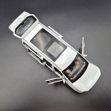 Load image into Gallery viewer, Explorafind 2021 Mercedes-Benz V-Class V260 White 1:36 Die Cast Van
