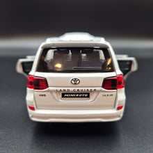 Load image into Gallery viewer, Explorafind 2021 Toyota Land Cruiser White 1:32 Die Cast Car
