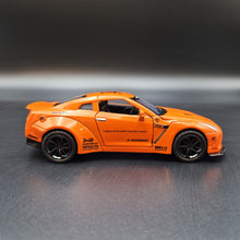 Load image into Gallery viewer, Explorafind 2020 Nissan GT-R R-35 Orange 1:32 Die Cast Car
