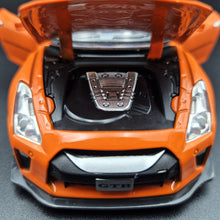 Load image into Gallery viewer, Explorafind 2020 Nissan GT-R R-35 Orange 1:32 Die Cast Car
