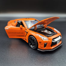 Load image into Gallery viewer, Explorafind 2020 Nissan GT-R R-35 Orange 1:32 Die Cast Car
