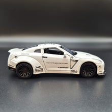 Load image into Gallery viewer, Explorafind 2020 Nissan GT-R R-35 White 1:32 Die Cast Car
