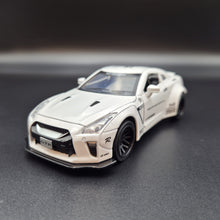 Load image into Gallery viewer, Explorafind 2020 Nissan GT-R R-35 White 1:32 Die Cast Car
