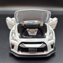 Load image into Gallery viewer, Explorafind 2020 Nissan GT-R R-35 White 1:32 Die Cast Car
