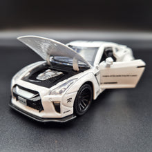 Load image into Gallery viewer, Explorafind 2020 Nissan GT-R R-35 White 1:32 Die Cast Car
