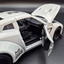 Load image into Gallery viewer, Explorafind 2020 Nissan GT-R R-35 White 1:32 Die Cast Car
