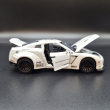 Load image into Gallery viewer, Explorafind 2020 Nissan GT-R R-35 White 1:32 Die Cast Car
