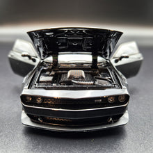 Load image into Gallery viewer, Explorafind 2023 Dodge Challenger SRT Hellcat Black 1:32 Die Cast Car
