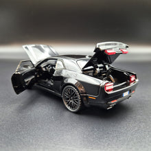 Load image into Gallery viewer, Explorafind 2023 Dodge Challenger SRT Hellcat Black 1:32 Die Cast Car
