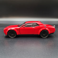 Load image into Gallery viewer, Explorafind 2023 Dodge Challenger SRT Hellcat Red 1:32 Die Cast Car
