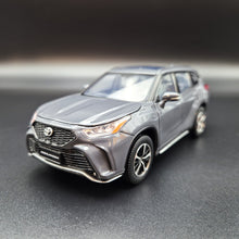 Load image into Gallery viewer, Explorafind 2021 Toyota Highlander XSE Grey 1:32 Die Cast Car
