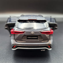 Load image into Gallery viewer, Explorafind 2021 Toyota Highlander XSE Grey 1:32 Die Cast Car
