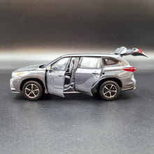 Load image into Gallery viewer, Explorafind 2021 Toyota Highlander XSE Grey 1:32 Die Cast Car
