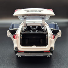 Load image into Gallery viewer, Explorafind 2021 Toyota RAV4 White 1:32 Die Cast Car
